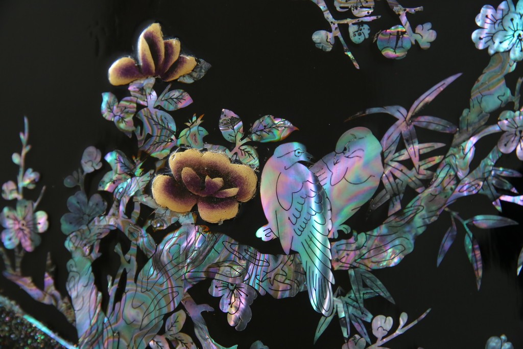 中古　美品!!　高級民芸家具　華やかな螺鈿(らでん)細工が目を引く飾り棚　(R-071825)