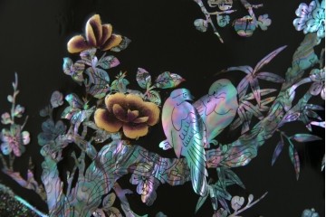 中古　美品!!　高級民芸家具　華やかな螺鈿(らでん)細工が目を引く飾り棚　(R-071825)