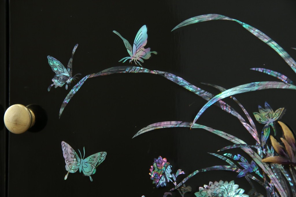 中古　美品!!　高級民芸家具　華やかな螺鈿(らでん)細工が目を引く飾り棚　(R-071825)