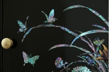 中古　美品!!　高級民芸家具　華やかな螺鈿(らでん)細工が目を引く飾り棚　(R-071825)