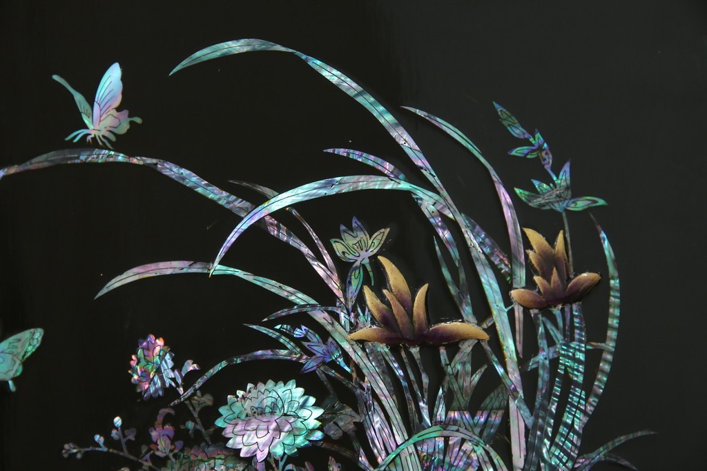 中古　美品!!　高級民芸家具　華やかな螺鈿(らでん)細工が目を引く飾り棚　(R-071825)