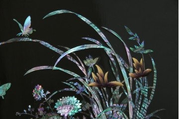 中古　美品!!　高級民芸家具　華やかな螺鈿(らでん)細工が目を引く飾り棚　(R-071825)