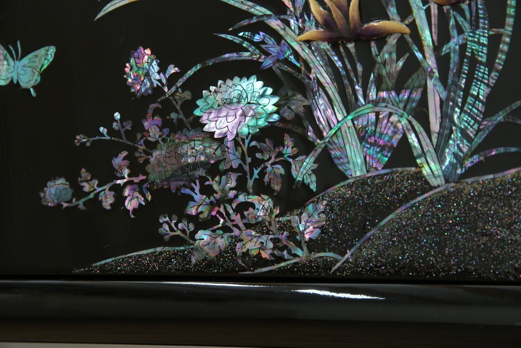 中古　美品!!　高級民芸家具　華やかな螺鈿(らでん)細工が目を引く飾り棚　(R-071825)