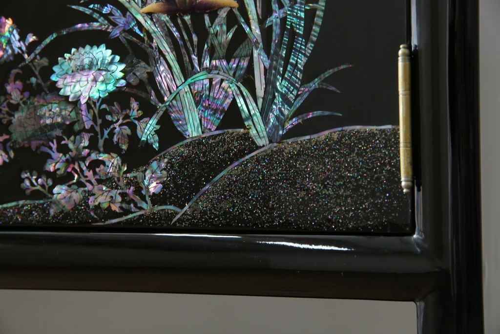 中古　美品!!　高級民芸家具　華やかな螺鈿(らでん)細工が目を引く飾り棚　(R-071825)