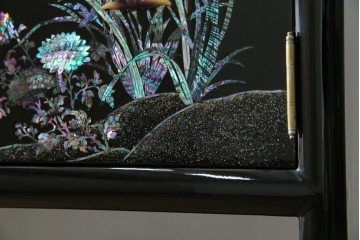 中古　美品!!　高級民芸家具　華やかな螺鈿(らでん)細工が目を引く飾り棚　(R-071825)