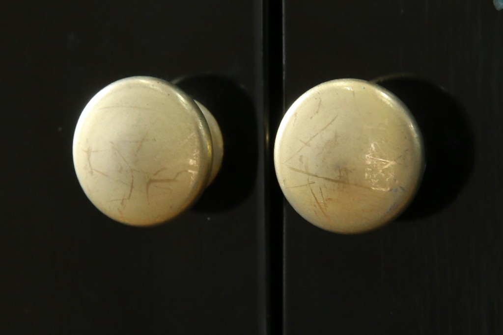 中古　美品!!　高級民芸家具　華やかな螺鈿(らでん)細工が目を引く飾り棚　(R-071825)