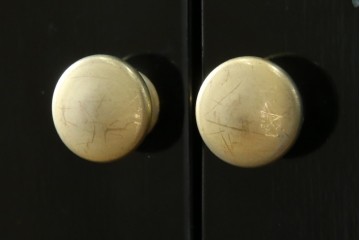 中古　美品!!　高級民芸家具　華やかな螺鈿(らでん)細工が目を引く飾り棚　(R-071825)