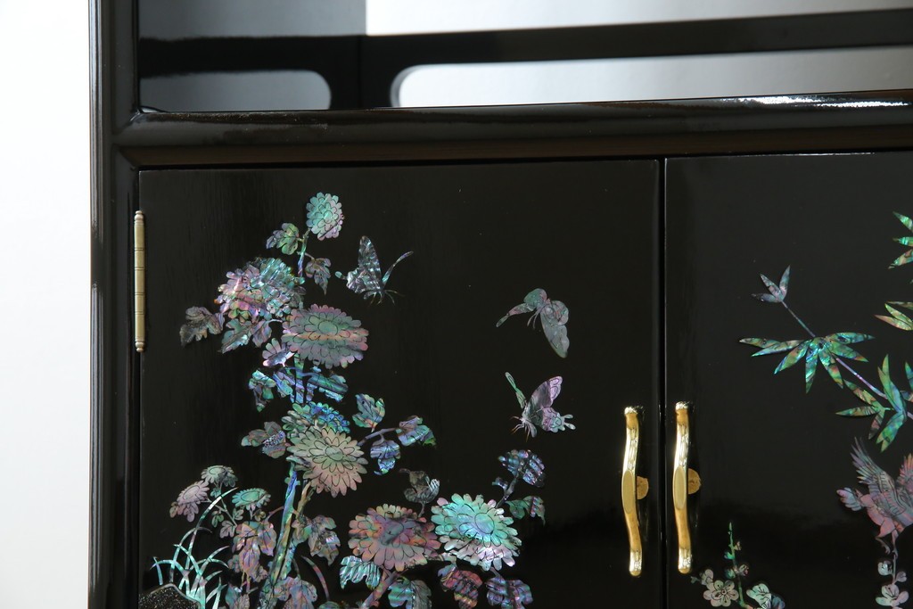 中古　美品!!　高級民芸家具　華やかな螺鈿(らでん)細工が目を引く飾り棚　(R-071825)