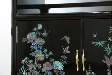 中古　美品!!　高級民芸家具　華やかな螺鈿(らでん)細工が目を引く飾り棚　(R-071825)