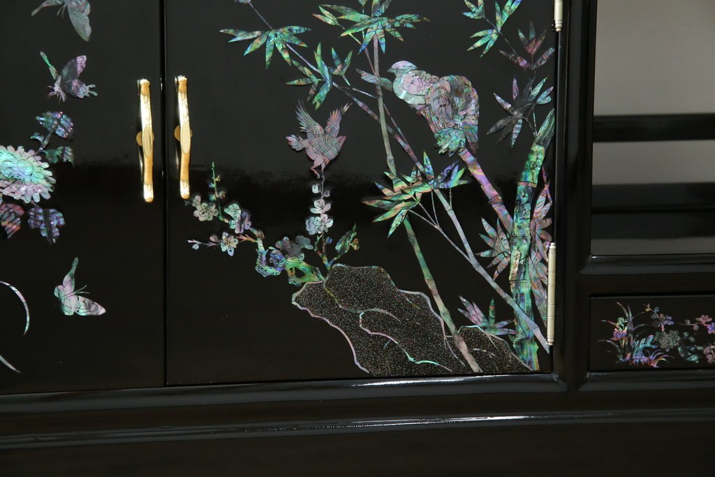 中古　美品!!　高級民芸家具　華やかな螺鈿(らでん)細工が目を引く飾り棚　(R-071825)