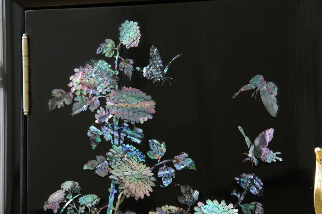 中古　美品!!　高級民芸家具　華やかな螺鈿(らでん)細工が目を引く飾り棚　(R-071825)