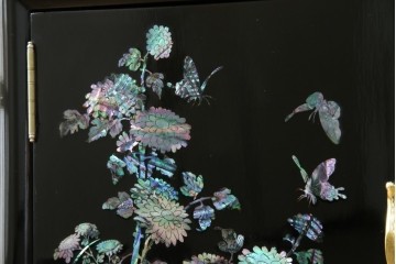 中古　美品!!　高級民芸家具　華やかな螺鈿(らでん)細工が目を引く飾り棚　(R-071825)