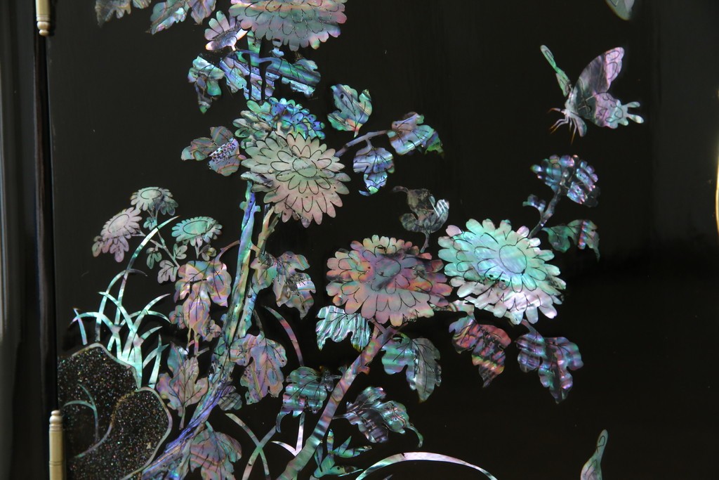 中古　美品!!　高級民芸家具　華やかな螺鈿(らでん)細工が目を引く飾り棚　(R-071825)