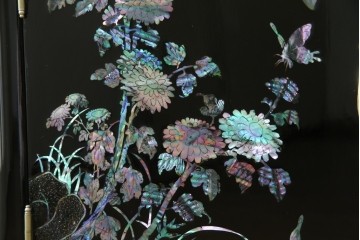 中古　美品!!　高級民芸家具　華やかな螺鈿(らでん)細工が目を引く飾り棚　(R-071825)