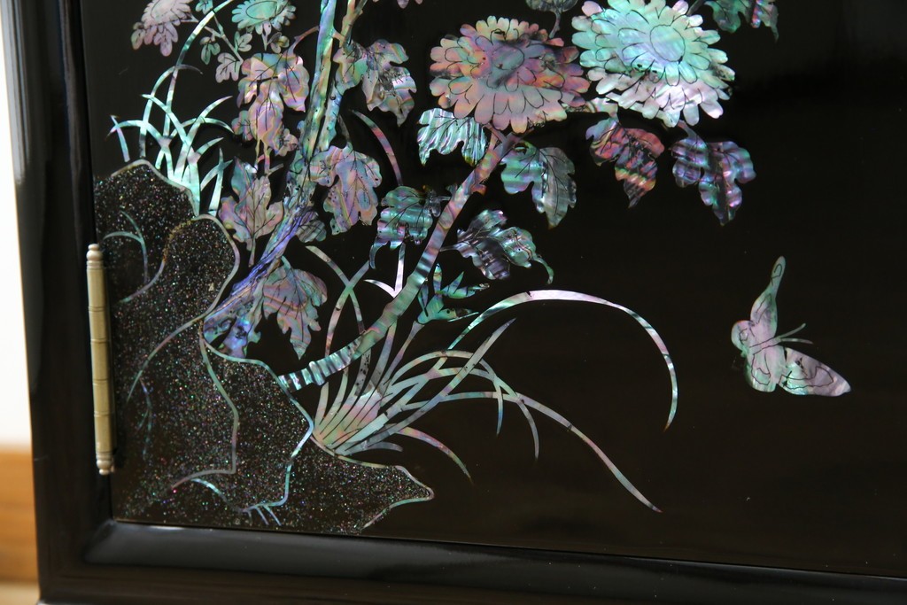 中古　美品!!　高級民芸家具　華やかな螺鈿(らでん)細工が目を引く飾り棚　(R-071825)