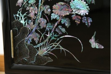 中古　美品!!　高級民芸家具　華やかな螺鈿(らでん)細工が目を引く飾り棚　(R-071825)