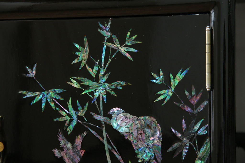 中古　美品!!　高級民芸家具　華やかな螺鈿(らでん)細工が目を引く飾り棚　(R-071825)