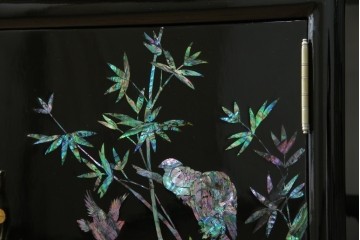 中古　美品!!　高級民芸家具　華やかな螺鈿(らでん)細工が目を引く飾り棚　(R-071825)