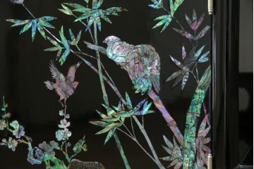 中古　美品!!　高級民芸家具　華やかな螺鈿(らでん)細工が目を引く飾り棚　(R-071825)