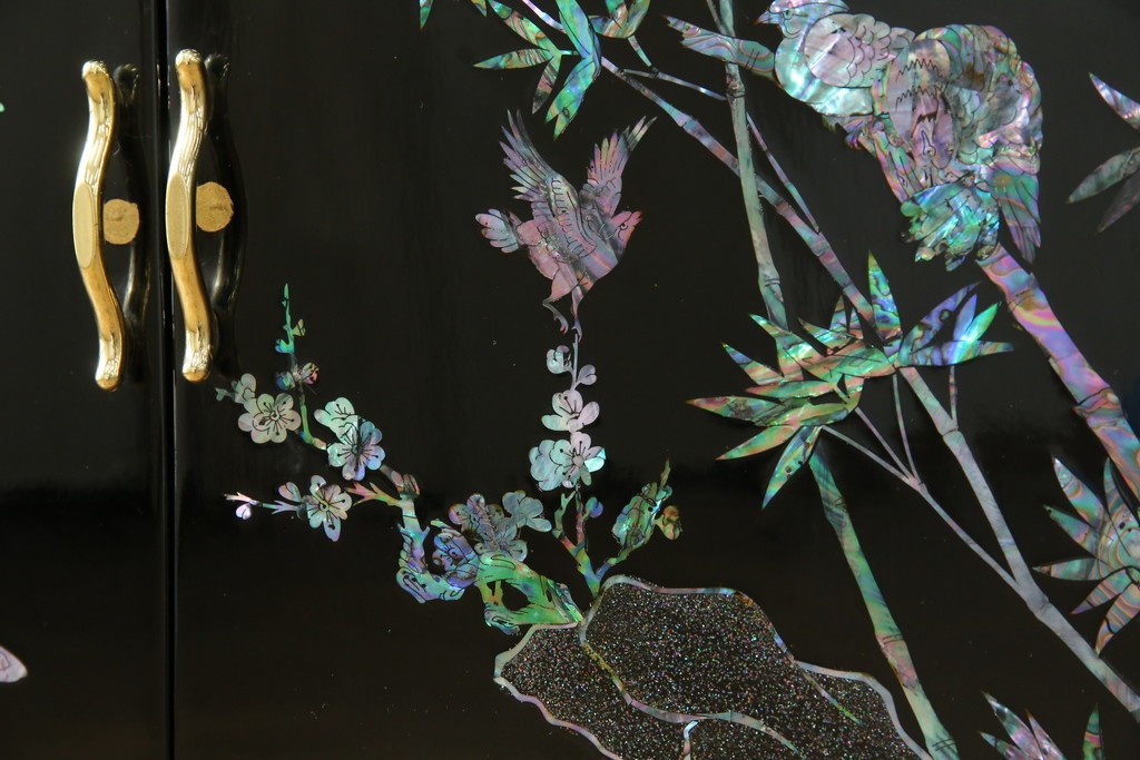 中古　美品!!　高級民芸家具　華やかな螺鈿(らでん)細工が目を引く飾り棚　(R-071825)