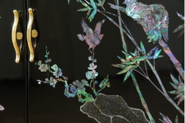 中古　美品!!　高級民芸家具　華やかな螺鈿(らでん)細工が目を引く飾り棚　(R-071825)