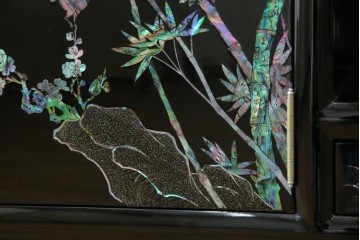 中古　美品!!　高級民芸家具　華やかな螺鈿(らでん)細工が目を引く飾り棚　(R-071825)