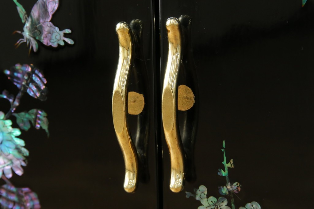 中古　美品!!　高級民芸家具　華やかな螺鈿(らでん)細工が目を引く飾り棚　(R-071825)