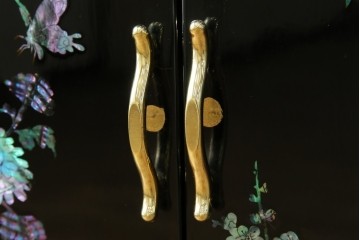 中古　美品!!　高級民芸家具　華やかな螺鈿(らでん)細工が目を引く飾り棚　(R-071825)