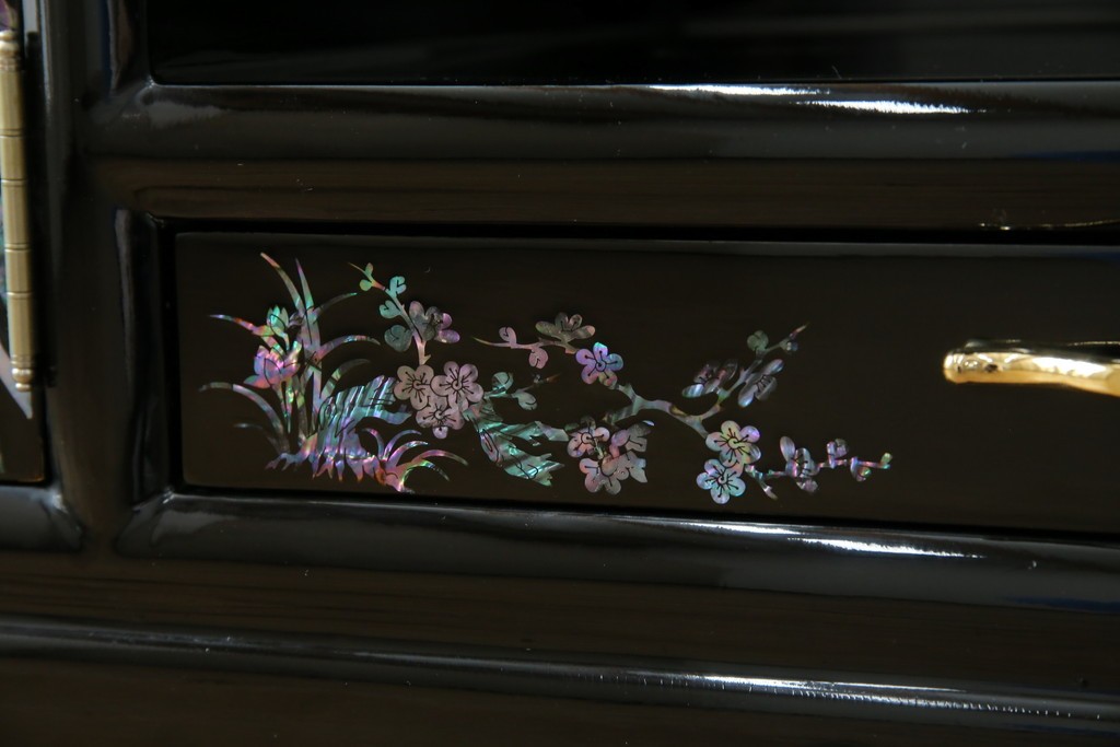 中古　美品!!　高級民芸家具　華やかな螺鈿(らでん)細工が目を引く飾り棚　(R-071825)