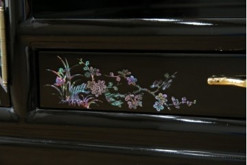 中古　美品!!　高級民芸家具　華やかな螺鈿(らでん)細工が目を引く飾り棚　(R-071825)