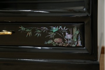 中古　美品!!　高級民芸家具　華やかな螺鈿(らでん)細工が目を引く飾り棚　(R-071825)