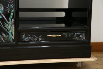 中古　美品!!　高級民芸家具　華やかな螺鈿(らでん)細工が目を引く飾り棚　(R-071825)