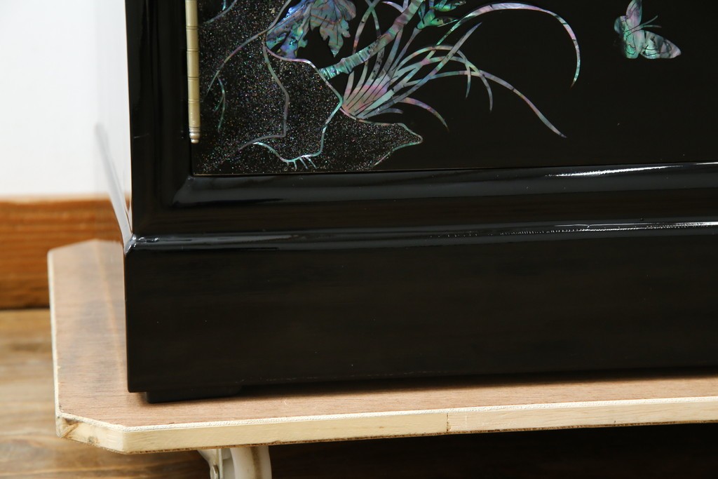 中古　美品!!　高級民芸家具　華やかな螺鈿(らでん)細工が目を引く飾り棚　(R-071825)