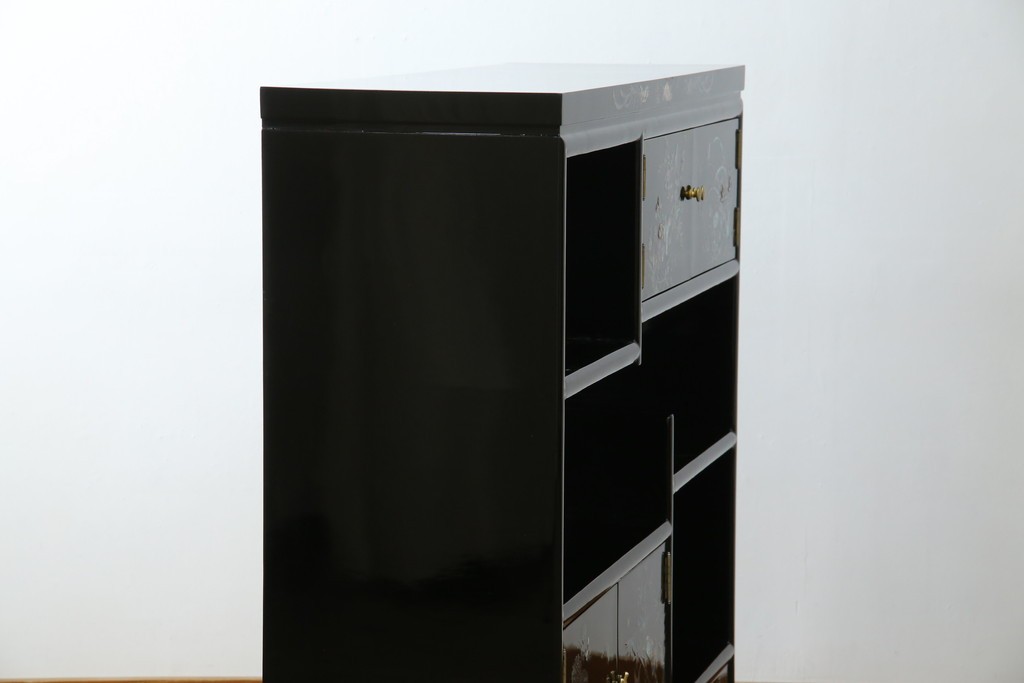 中古　美品!!　高級民芸家具　華やかな螺鈿(らでん)細工が目を引く飾り棚　(R-071825)