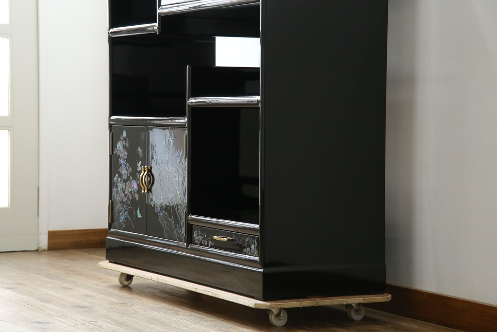 中古　美品!!　高級民芸家具　華やかな螺鈿(らでん)細工が目を引く飾り棚　(R-071825)