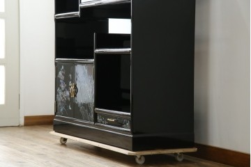 中古　美品!!　高級民芸家具　華やかな螺鈿(らでん)細工が目を引く飾り棚　(R-071825)