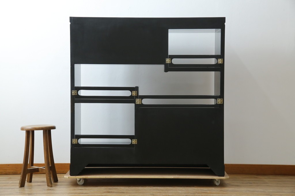 中古　美品!!　高級民芸家具　華やかな螺鈿(らでん)細工が目を引く飾り棚　(R-071825)