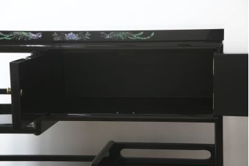 中古　美品!!　高級民芸家具　華やかな螺鈿(らでん)細工が目を引く飾り棚(収納棚、戸棚、茶棚)(R-071825)
