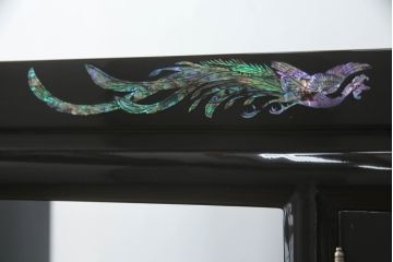 中古　美品!!　高級民芸家具　華やかな螺鈿(らでん)細工が目を引く飾り棚(収納棚、戸棚、茶棚)(R-071825)