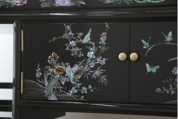 中古　美品!!　高級民芸家具　華やかな螺鈿(らでん)細工が目を引く飾り棚(収納棚、戸棚、茶棚)(R-071825)