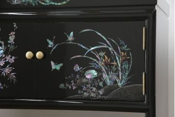 中古　美品!!　高級民芸家具　華やかな螺鈿(らでん)細工が目を引く飾り棚(収納棚、戸棚、茶棚)(R-071825)
