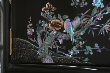 中古　美品!!　高級民芸家具　華やかな螺鈿(らでん)細工が目を引く飾り棚(収納棚、戸棚、茶棚)(R-071825)