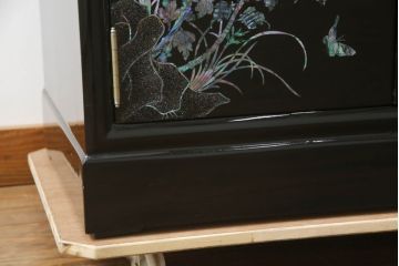 中古　美品!!　高級民芸家具　華やかな螺鈿(らでん)細工が目を引く飾り棚(収納棚、戸棚、茶棚)(R-071825)