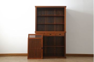 中古　美品　ニレ材　上質な和の空間を演出する格子引き戸の二段重ね水屋箪笥(食器棚、茶箪笥、キャビネット、収納棚、戸棚、店舗什器)(R-071828)