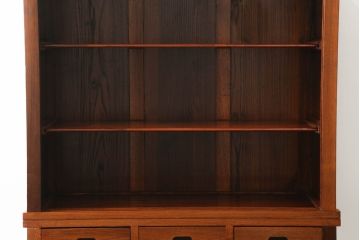 中古　美品　ニレ材　上質な和の空間を演出する格子引き戸の二段重ね水屋箪笥(食器棚、茶箪笥、キャビネット、収納棚、戸棚、店舗什器)(R-071828)