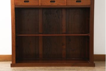 中古　美品　ニレ材　上質な和の空間を演出する格子引き戸の二段重ね水屋箪笥(食器棚、茶箪笥、キャビネット、収納棚、戸棚、店舗什器)(R-071828)
