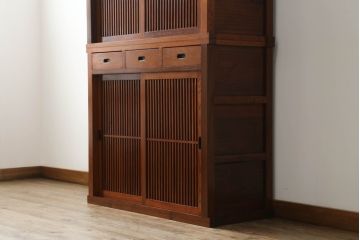 中古　美品　ニレ材　上質な和の空間を演出する格子引き戸の二段重ね水屋箪笥(食器棚、茶箪笥、キャビネット、収納棚、戸棚、店舗什器)(R-071828)