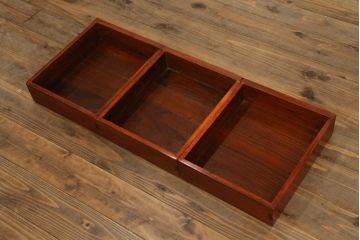 中古　美品　ニレ材　上質な和の空間を演出する格子引き戸の二段重ね水屋箪笥(食器棚、茶箪笥、キャビネット、収納棚、戸棚、店舗什器)(R-071828)