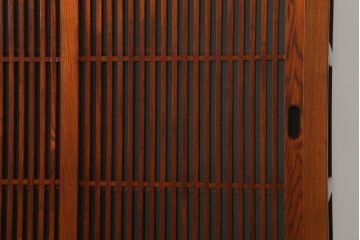 中古　美品　ニレ材　上質な和の空間を演出する格子引き戸の二段重ね水屋箪笥(食器棚、茶箪笥、キャビネット、収納棚、戸棚、店舗什器)(R-071828)