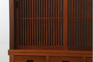 中古　美品　ニレ材　上質な和の空間を演出する格子引き戸の二段重ね水屋箪笥(食器棚、茶箪笥、キャビネット、収納棚、戸棚、店舗什器)(R-071828)